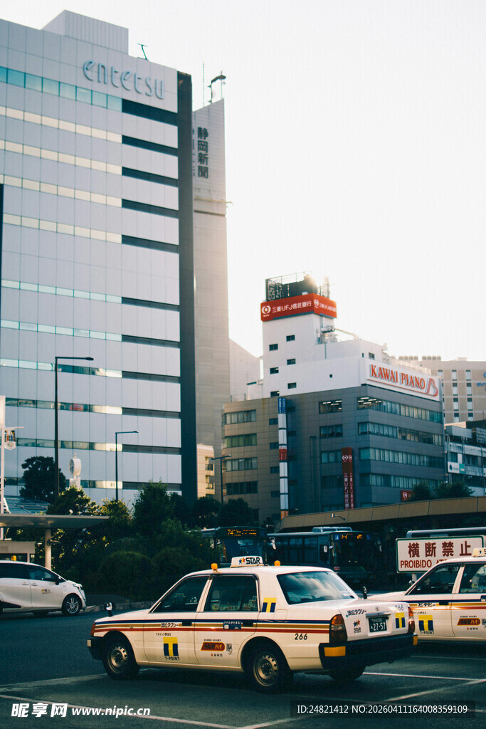 城市街景中的出租车与建筑