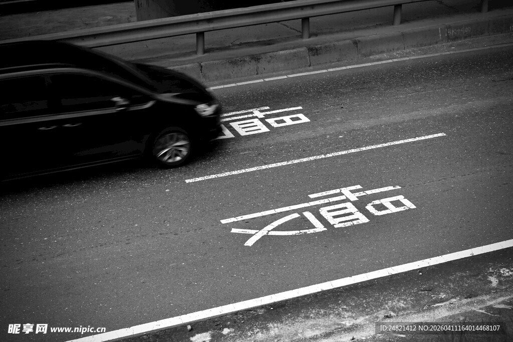 道路上的车辆与导向标识
