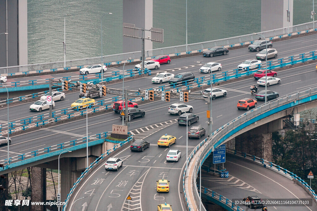 城市高架桥繁忙交通景象