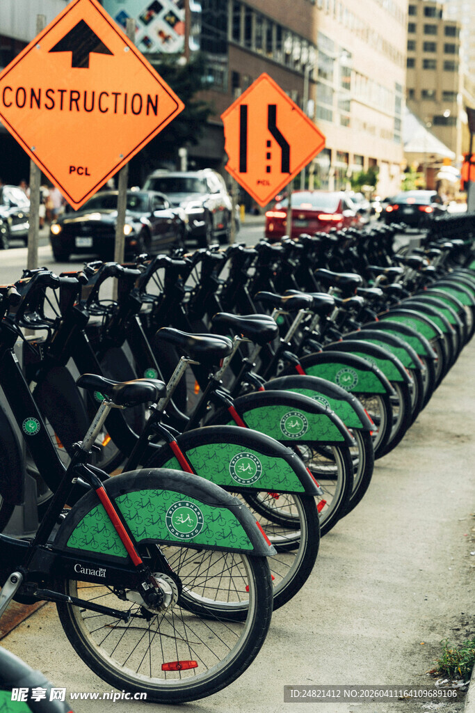 城市街边整齐排列共享单车