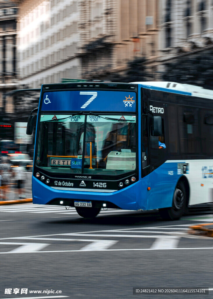 城市街道上的蓝色7路公交