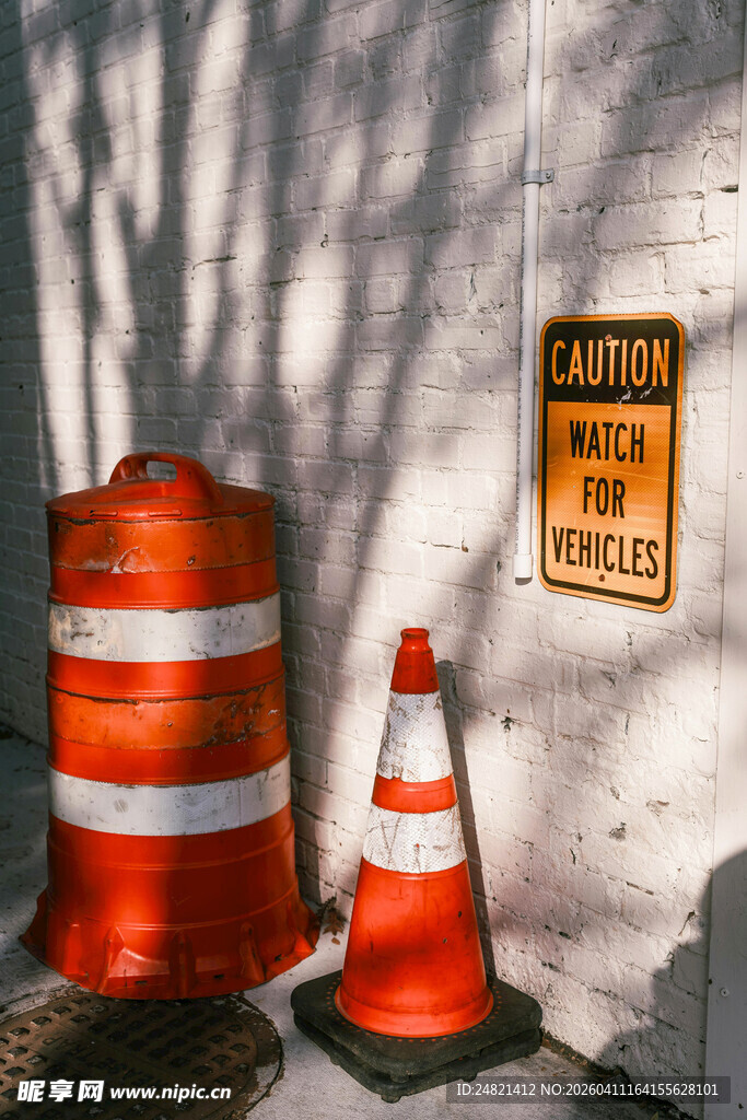 墙边的交通锥与警示桶