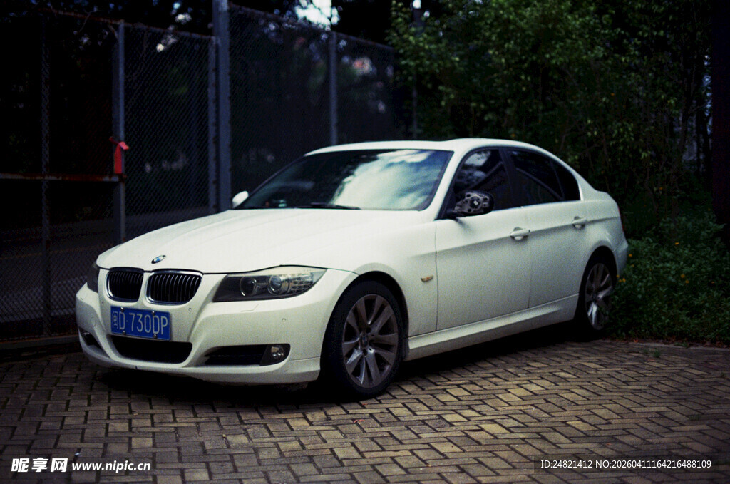 白色宝马轿车停于户外