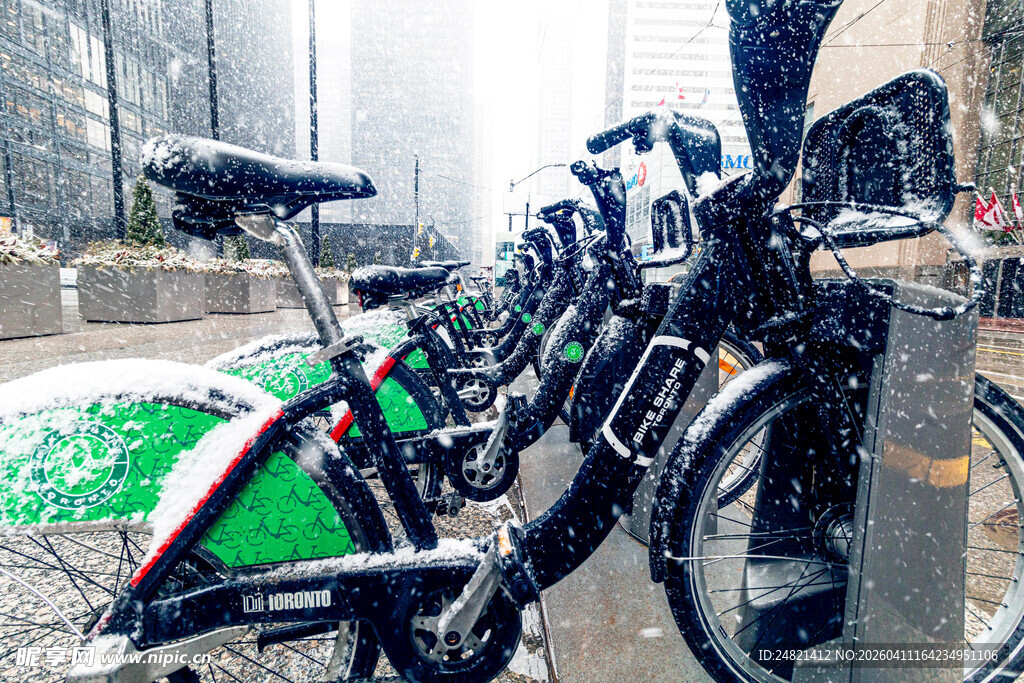雨中停放的共享自行车