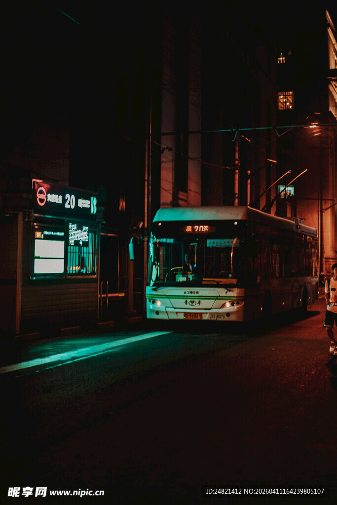 夜晚街头的亮灯双层巴士