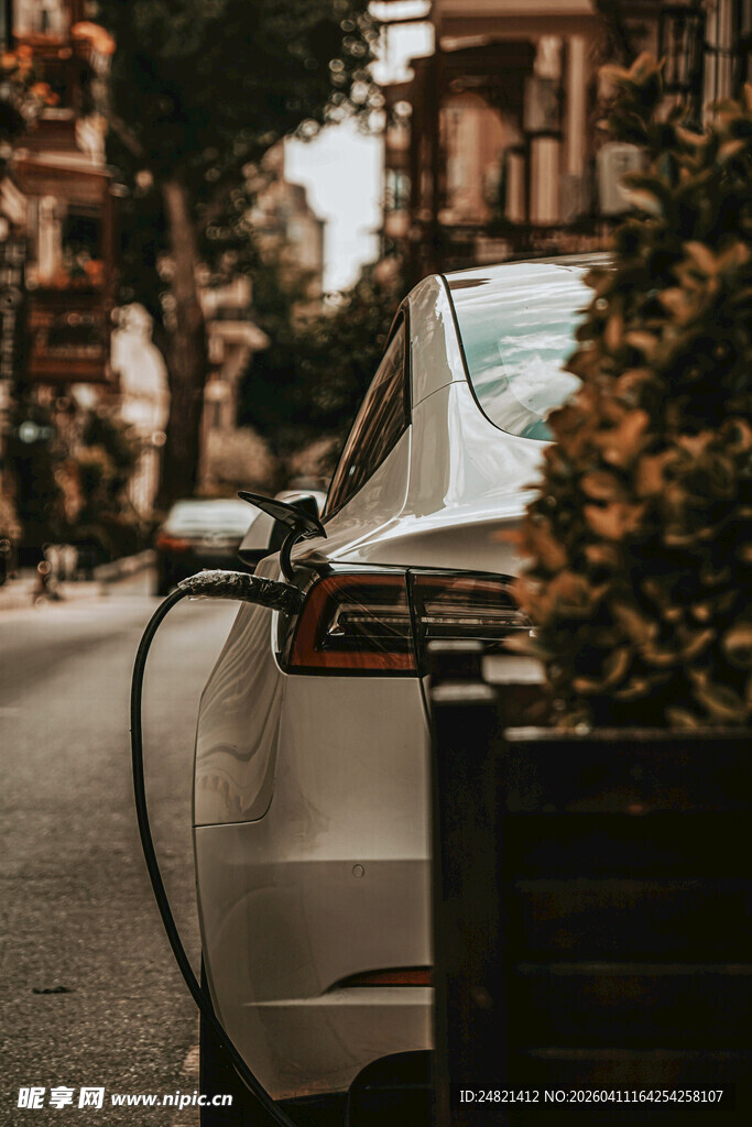 街边充电的时尚电动汽车