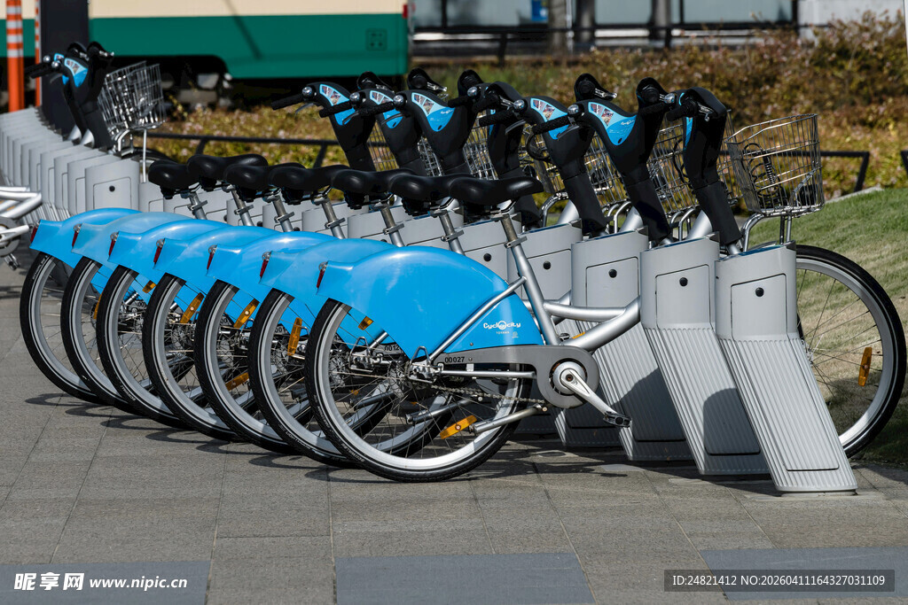 整齐排列的蓝色共享单车