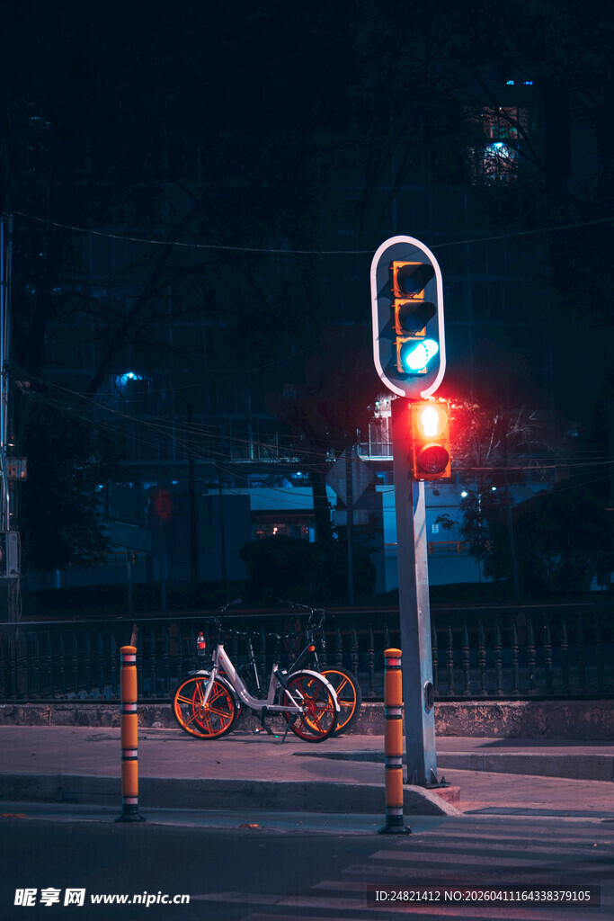夜晚街边亮红灯的交通信号灯