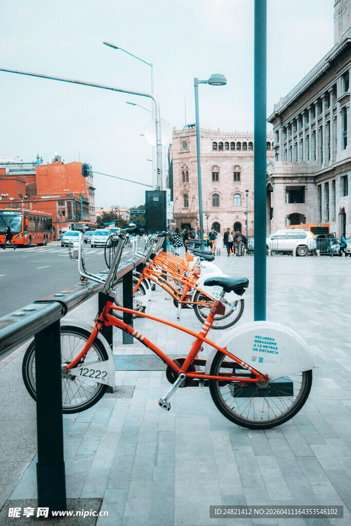 城市街头停放的橙色共享单车