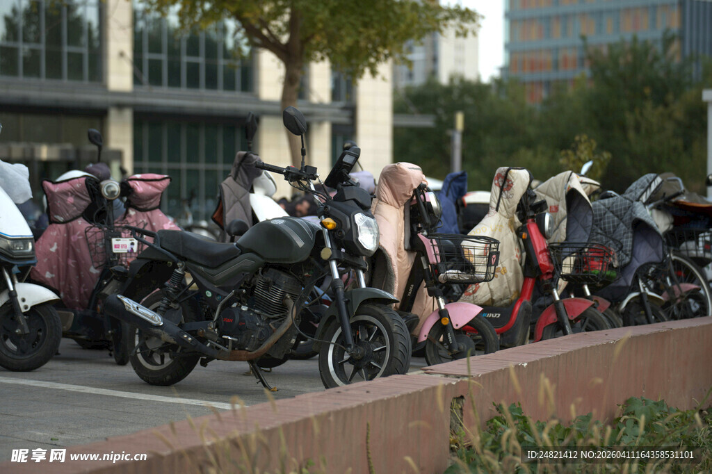 停放整齐的多辆时尚电动车