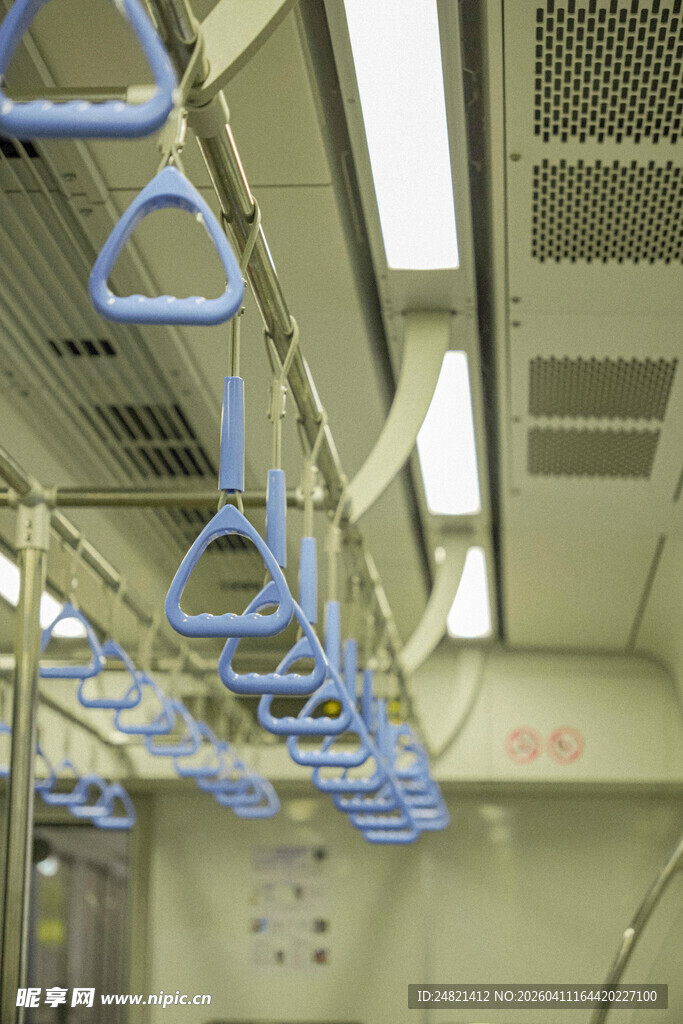 地铁车厢内的蓝色扶手