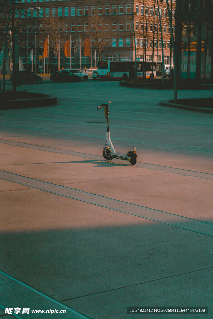 街头滑板者的酷炫瞬间