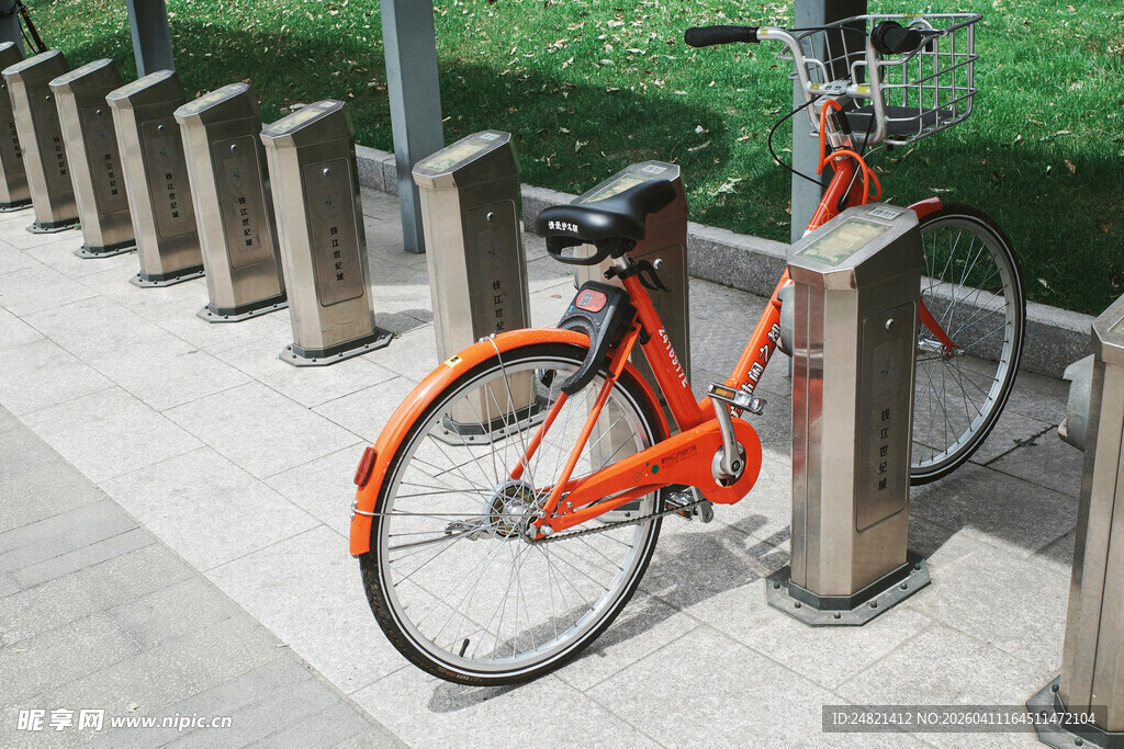橙色自行车停放于停车架