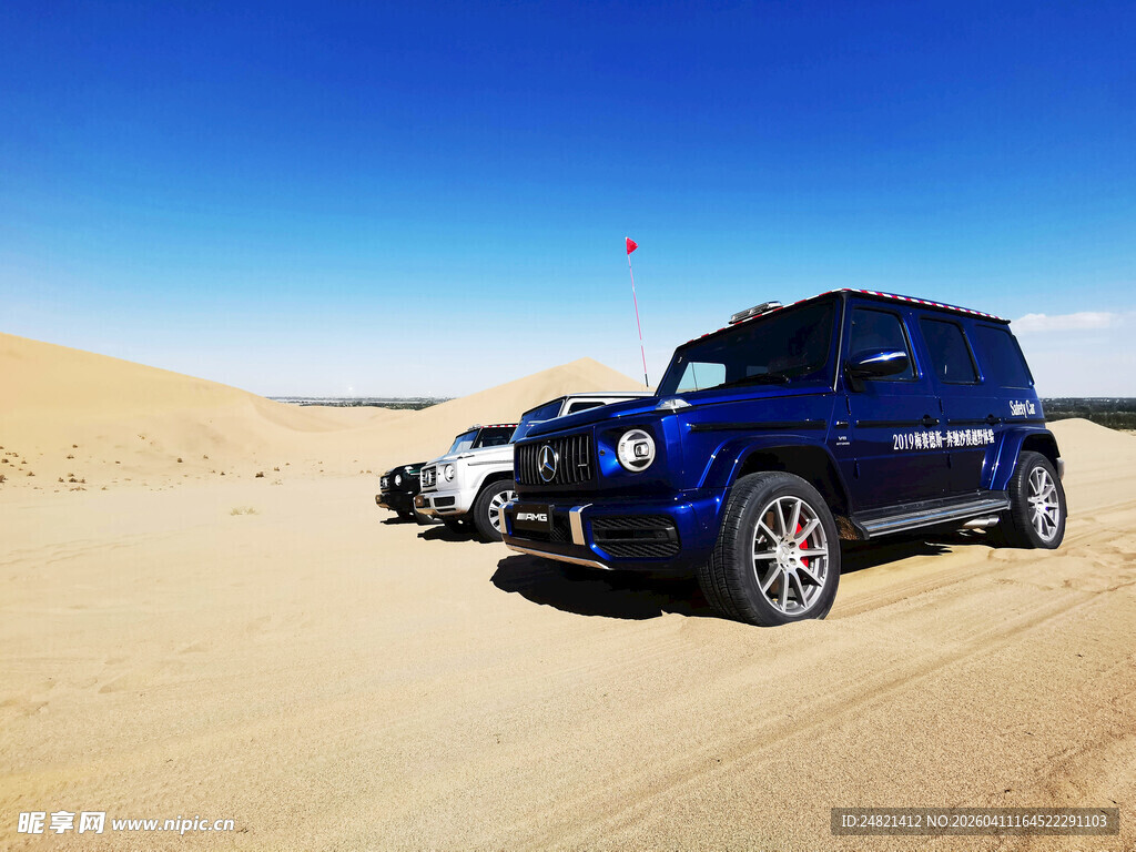 沙漠中行驶的越野吉普车