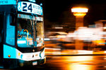 夜间行驶的公交车