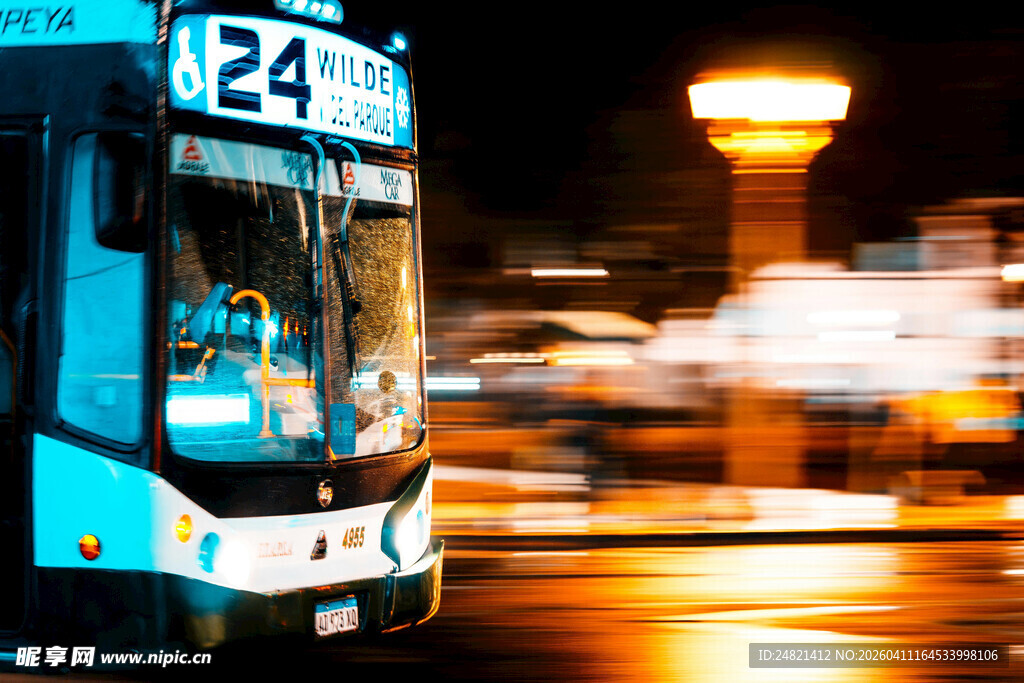 夜间行驶的公交车