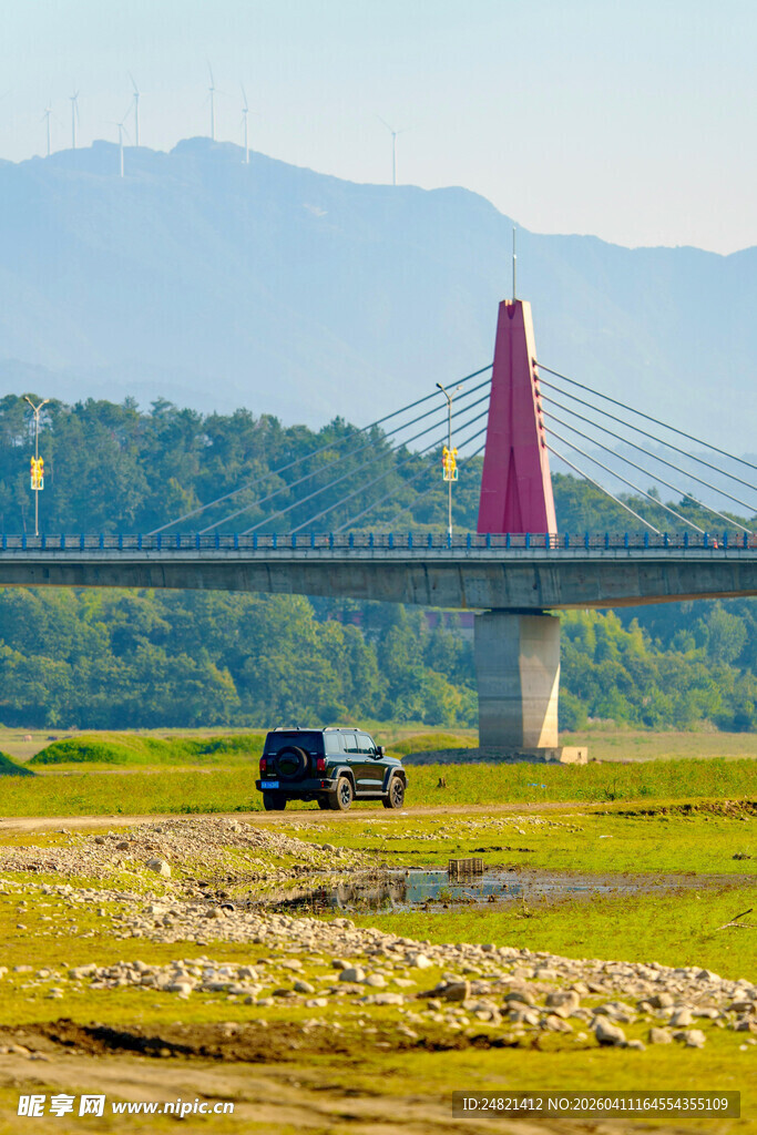 公路大桥旁的车辆风景