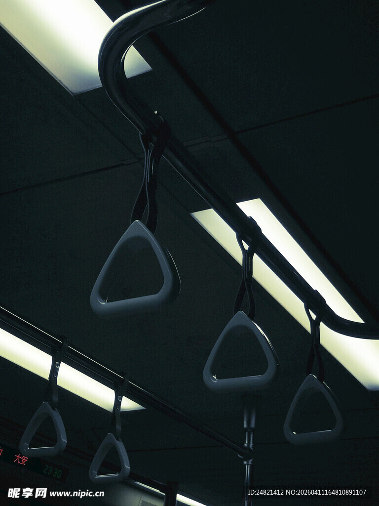 地铁车厢内的悬挂拉环