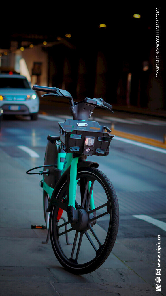 夜晚街头的绿色共享单车