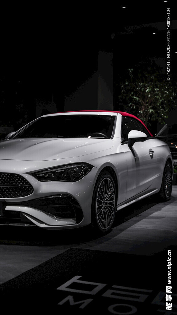 白色炫酷跑车展示