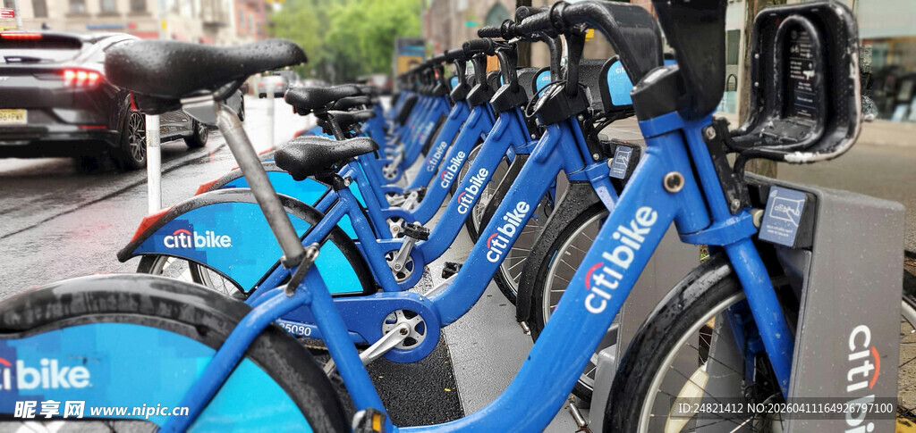 整齐排列的蓝色共享单车