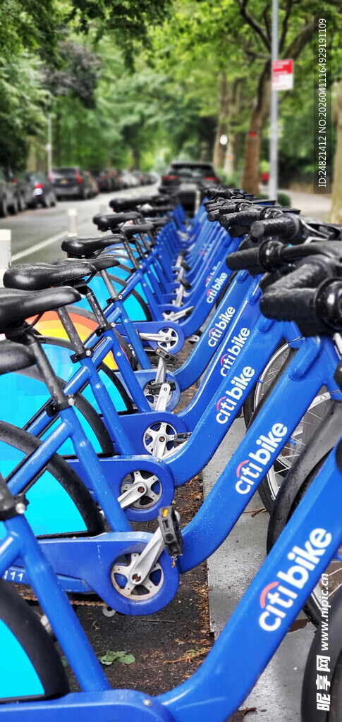 整齐停放的共享自行车