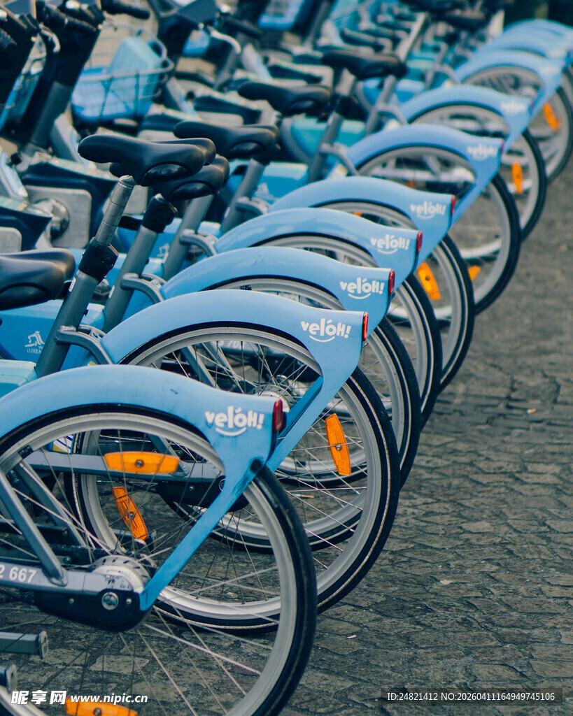 整齐排列的蓝色共享单车