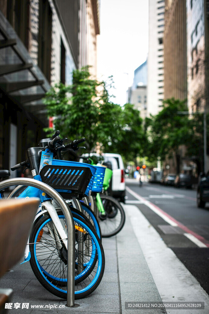 城市街道边停放的共享单车