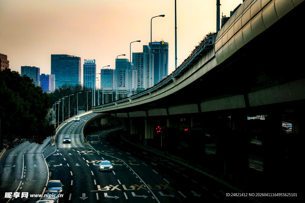 城市黄昏下的高架与车流