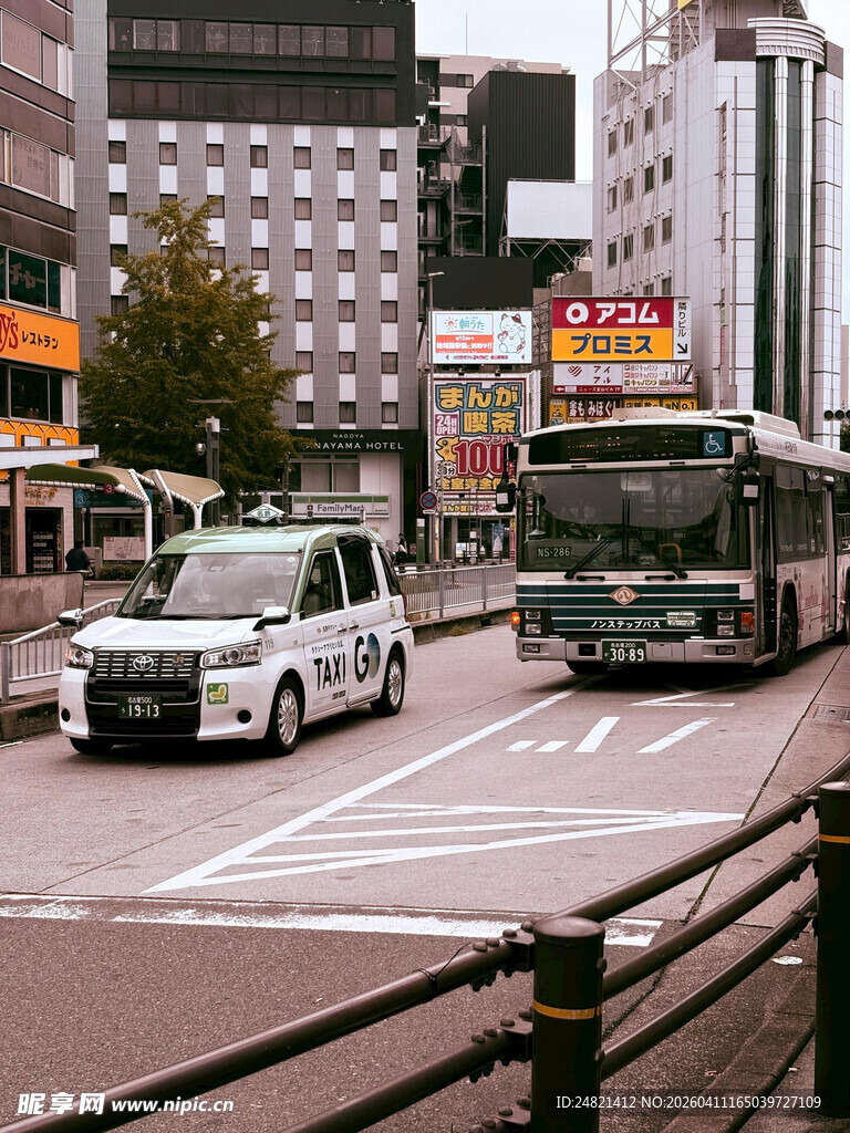 城市街道上的车辆与公交