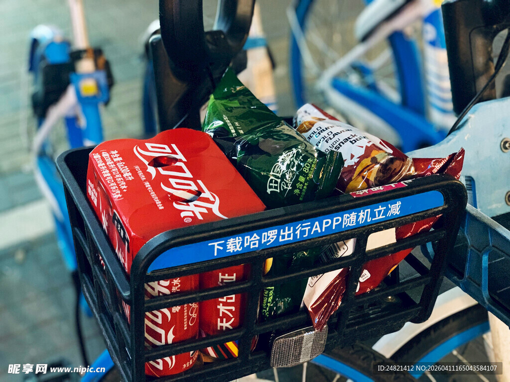 户外骑行篮中的多样饮料