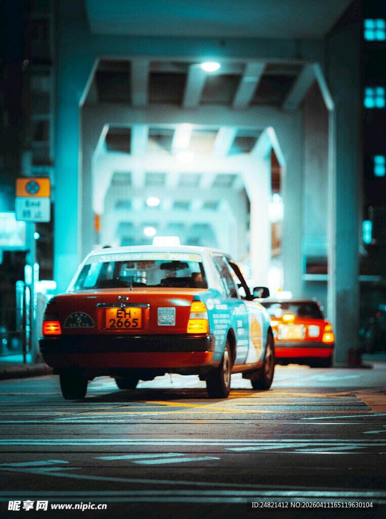 都市夜色中的出租车