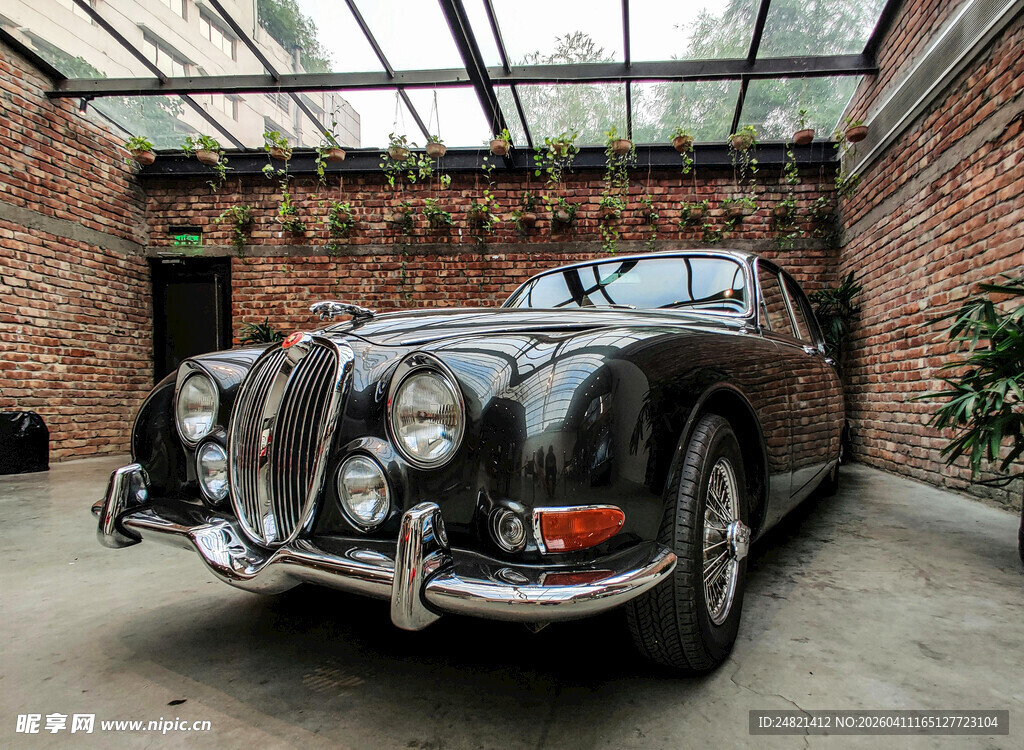 复古车库中的经典老式汽车