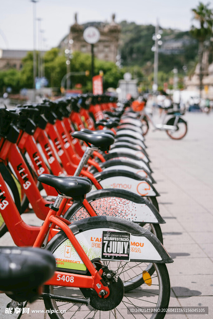 整齐排列的城市共享单车