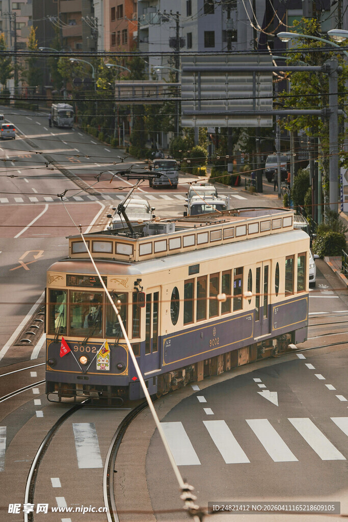 城市街头行驶的复古有轨电车