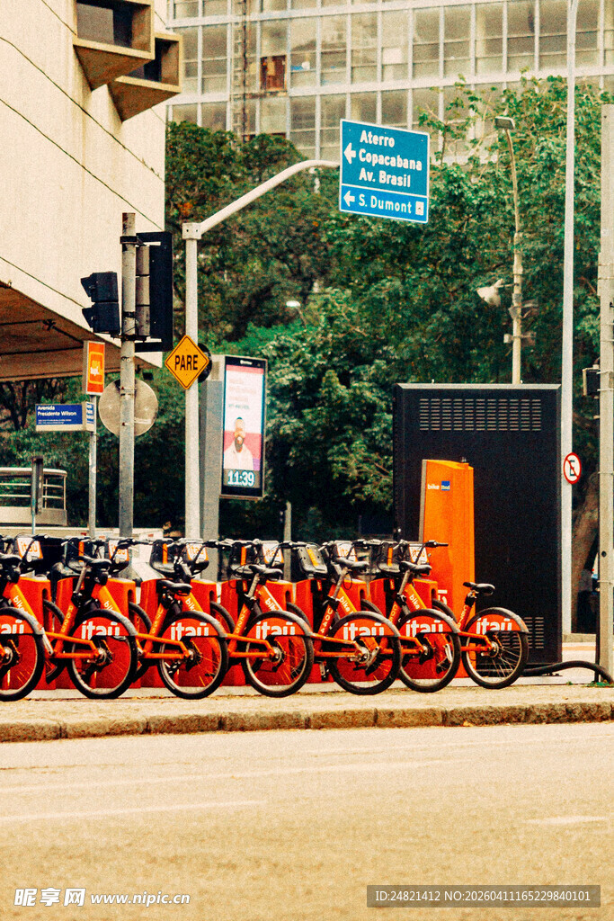 城市街头整齐停放的共享单车