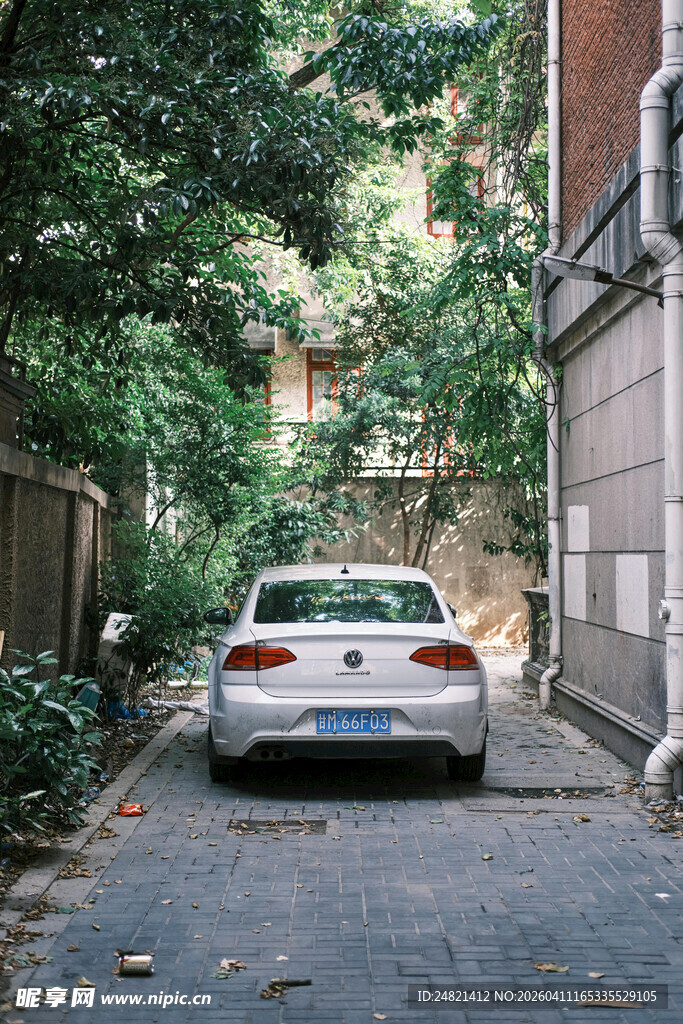 小巷中停放的白色轿车