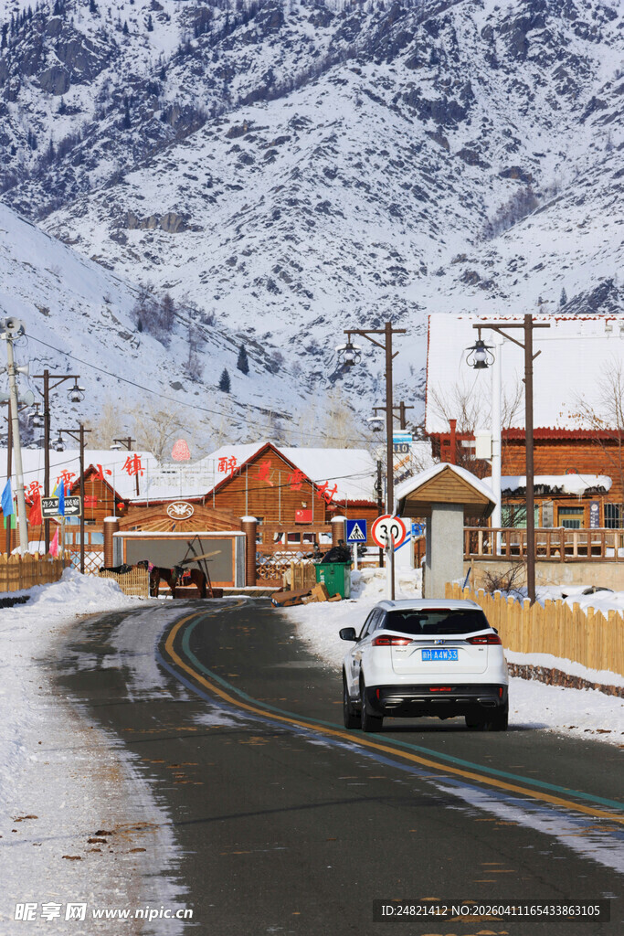 雪后小镇公路上行驶的汽车