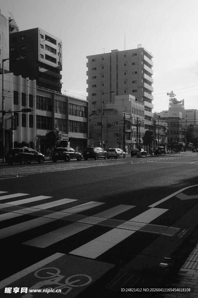 城市街道黑白景象