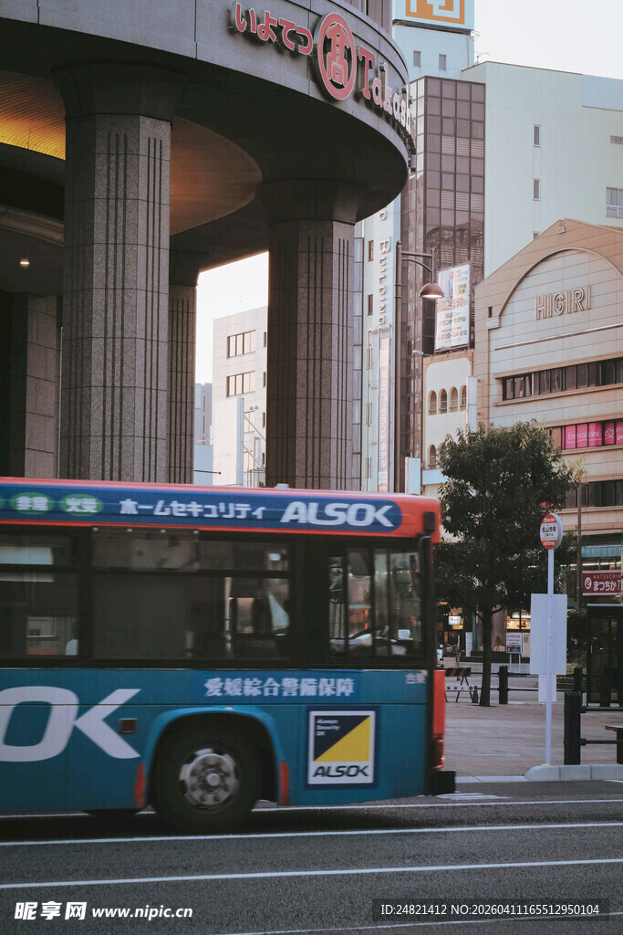 城市街头的蓝色公共汽车