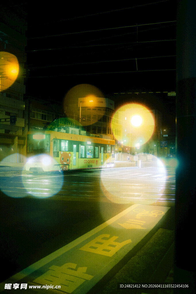 夜晚街道光斑模糊景象