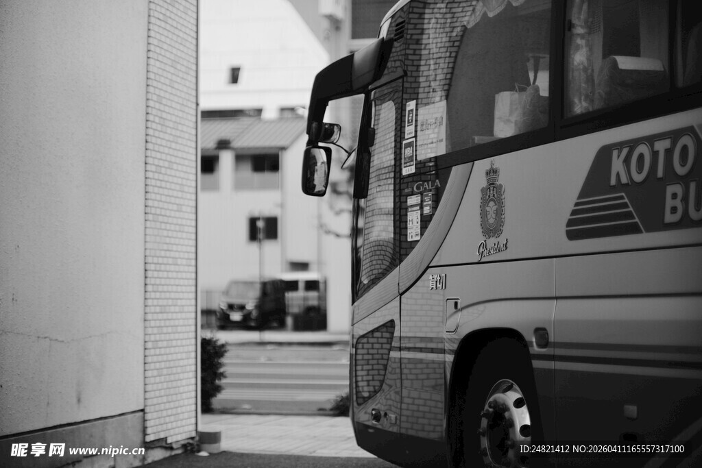 街道旁停靠的大巴车
