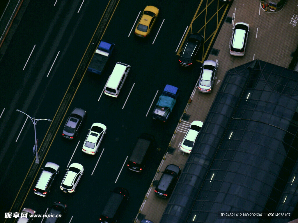 雨夜城市道路车流景观