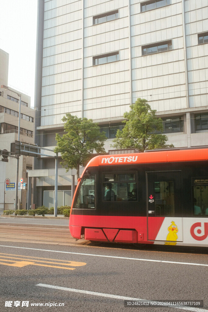 城市街道上的红色公共汽车