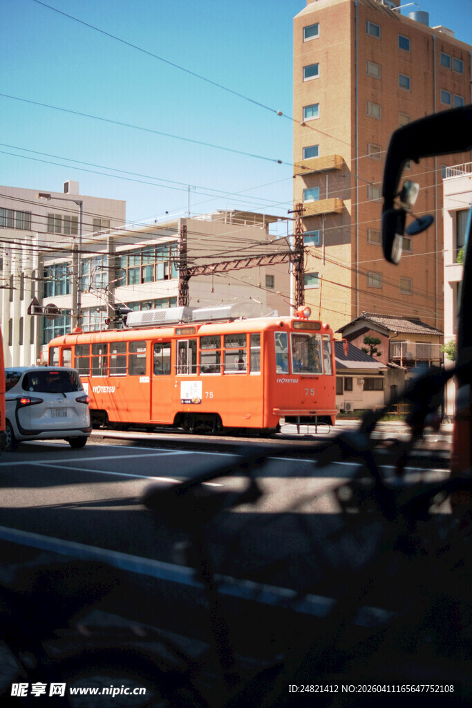 城市街道上的橙色复古公交车