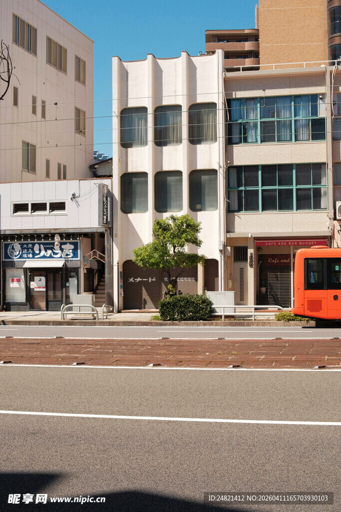 城市街角的建筑与车辆