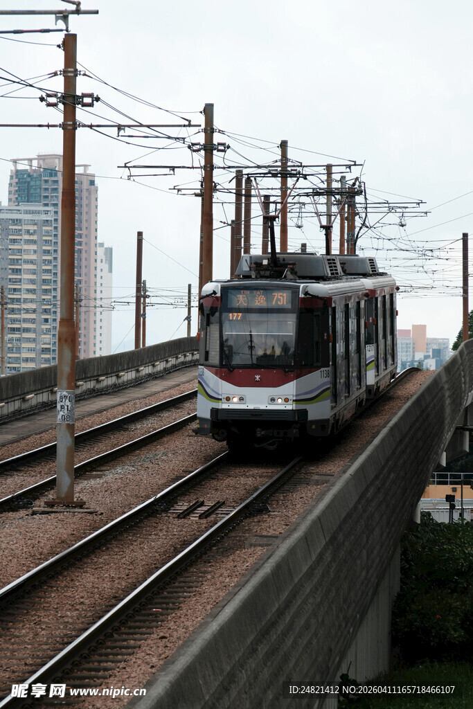 高架轨道上行驶的现代列车