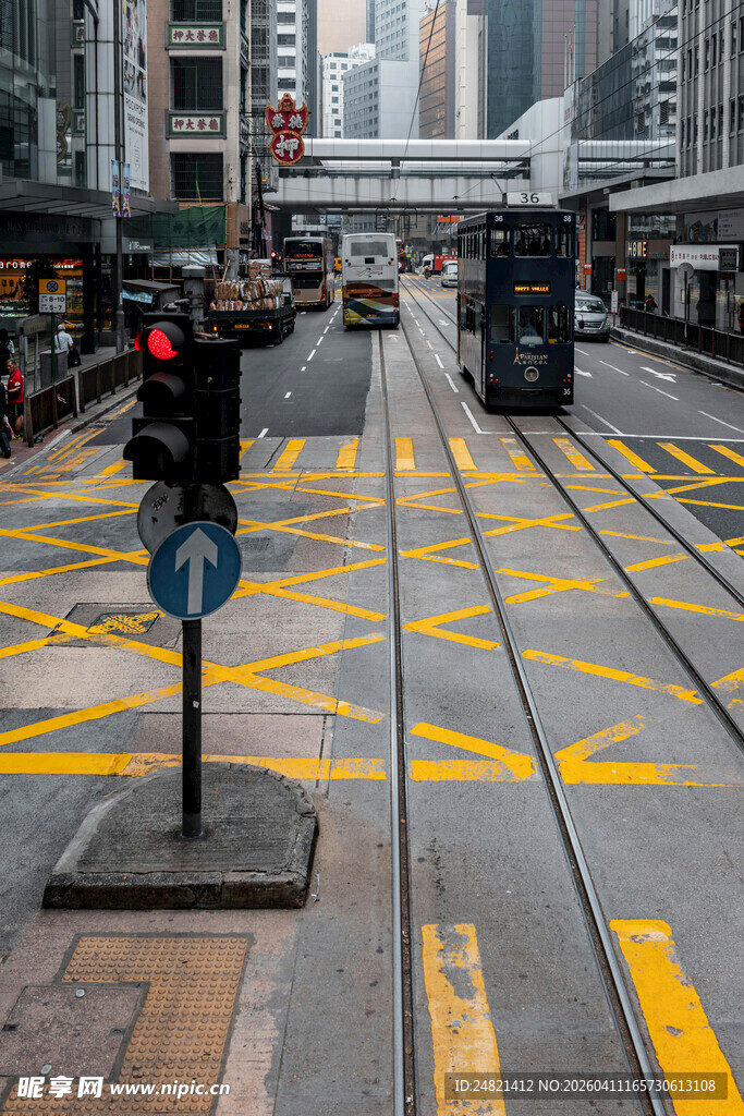 城市街道铁路道口景象