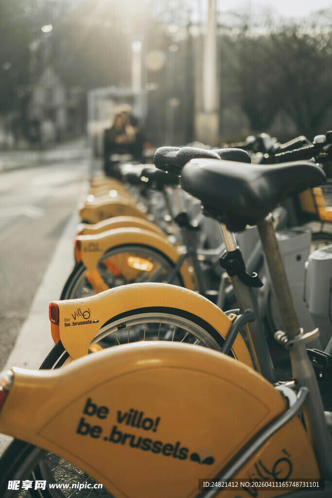 整齐排列的黄色共享单车