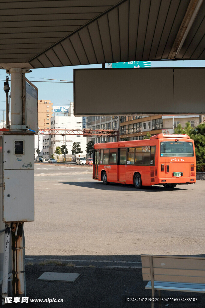 停车场中的橙色复古公交车